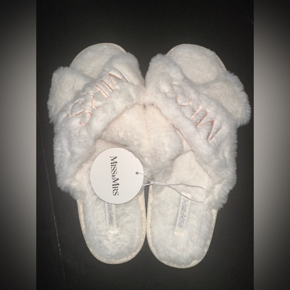 Came the wrong size, never worn, very soft, ivory, MRS.  Slippers, size Medium - Picture 1 of 6